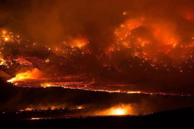 Một đám cháy rừng lớn xảy ra ở Wheeler Crest gần Bishop, bang California, Mỹ.