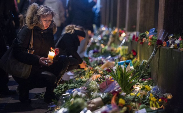 Mọi người đặt nến và hoa để tưởng niệm các nạn nhân thiệt mạng trong vụ xả súng ở Copenhagen, Đan Mạch.