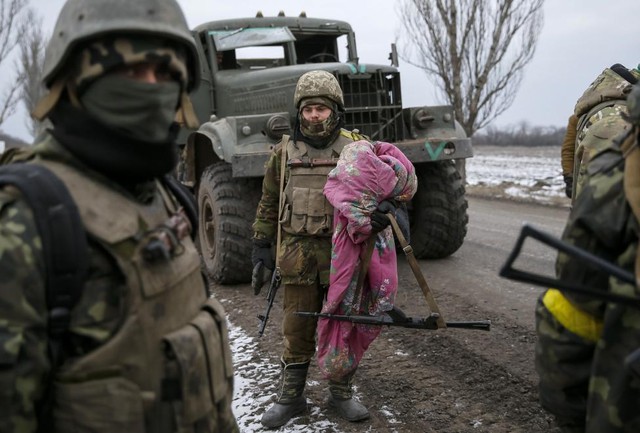 Các binh sĩ Ukraine chiến đấu tại thị trấn Debaltseve, miền đông Ukraine.