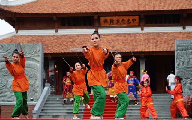 Các vũ công tái hiện trận chiến Ngọc Hồi - Đống Đa cách đây 226 năm tại lễ hội Gò Đống Đa, Hà Nội, Việt Nam.
