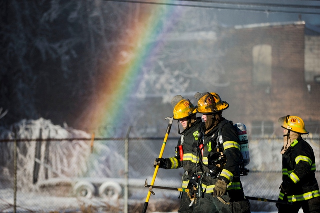 Cầu vồng hình thành trên băng sau khi lính cứu hỏa dập tắt một vụ hỏa hoạn ở Philadelphia, Mỹ.