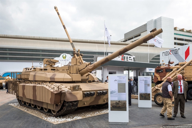 Leclerc - xe tăng chiến đấu chủ lực đắt nhất thế giới do Pháp chế tạo cũng không bỏ lỡ cơ hội góp mặt tại triển lãm IDEX-2015 để tham gia trình diễn khả năng cơ động cùng với xe tăng của Nga, Đức.