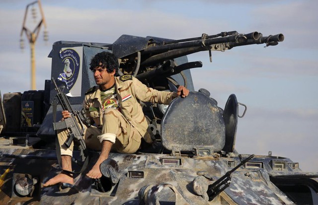 Chiến binh Hồi giáo dòng Shiite ngồi trên một phương tiện quân sự tại thị trấn Hamrin ở tỉnh Salahuddin, Iraq.