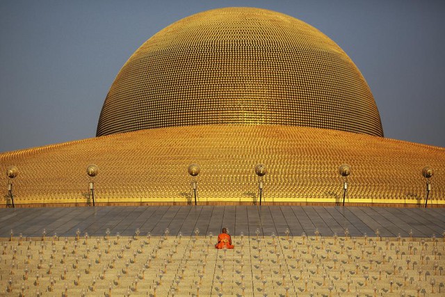 Nhà sư ngồi cầu nguyện tại ngôi đền Wat Phra Dhammakaya ở tỉnh Pathum Thani, Thái Lan.