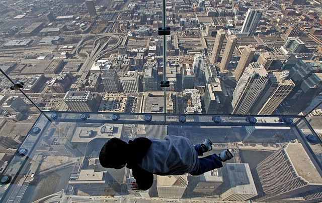 Em bé bò trên ban công bằng kính trong suốt trên tòa tháp chọc trời Willis Tower ở Chicago, bang Illinois, Mỹ.