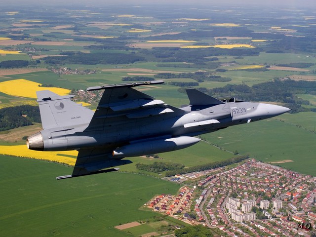 Chiến đấu cơ Saab Gripen, do BAE và Saab của Thụy Điển phát triển, có khả năng bay ở chế độ có người lái và không người lái.