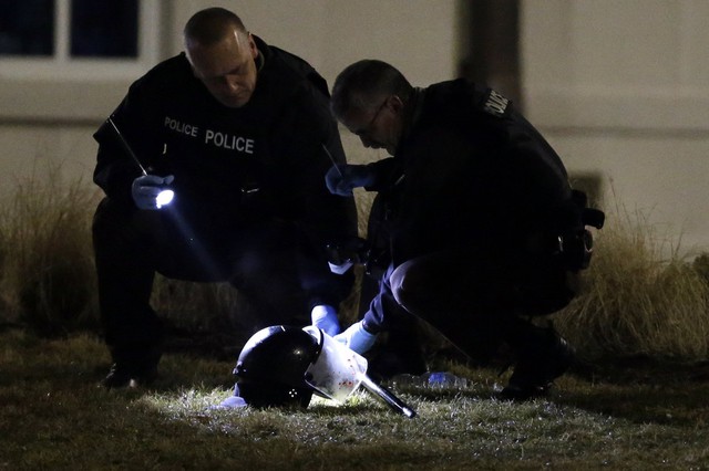 Cảnh sát kiểm tra hiện trường hai sĩ quan cảnh sát bị bắn bên ngoài sở cảnh sát Ferguson, bang Missouri, Mỹ.