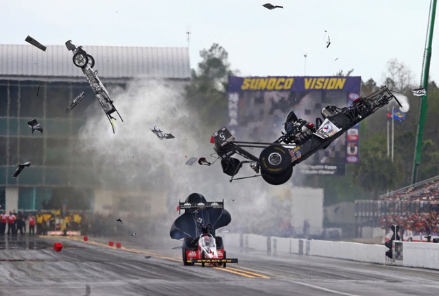 Một chiếc xe đua văng lên cao và gãy làm đôi trong tai nạn kinh hoàng tại giải đua xe Gatornationals ở Gainesville, bang Florida, Mỹ.