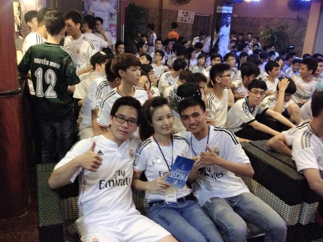 Y Vân (hàng đầu, ở giữa) là fan nữ xinh đẹp và đầy nhiệt huyết của Real Madrid