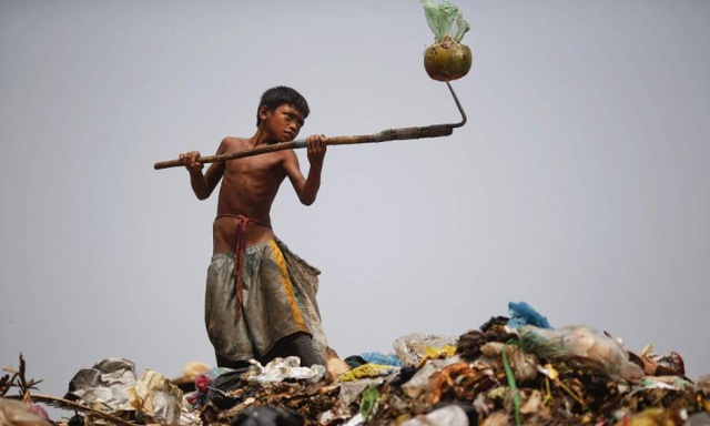 Một cậu bé kiếm sống bằng nghề nhặt rác tại bãi rác khổng lồ Anlong Pi ở thành phố Siem Reap, Campuchia.