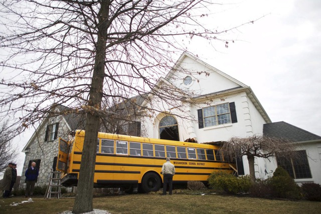 Một chiếc xe bus chở 9 học sinh Tiểu học đâm vào nhà dân ở Blue Bell, bang Pennsylvania, Mỹ. May mắn, không người nào bị thương.