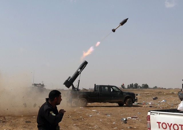 Lực lượng an ninh Iraq phóng rocket nhằm vào nhóm phiến quân Nhà nước Hồi giáo (IS) tại thành phố Tikrit.