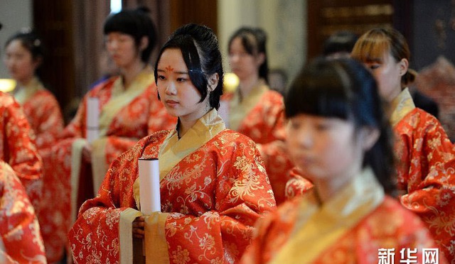 Các thiếu nữ tham gia nghi lễ trưởng thành tại hồ Hàn Thành ở thành phố Tây An, tỉnh Thiểm Tây, Trung Quốc.