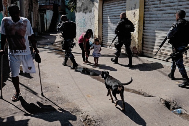 Cảnh sát đặc nhiệm tuần tra tại khu ổ chuột ở Alemao, Rio de Janeiro, Brazil.