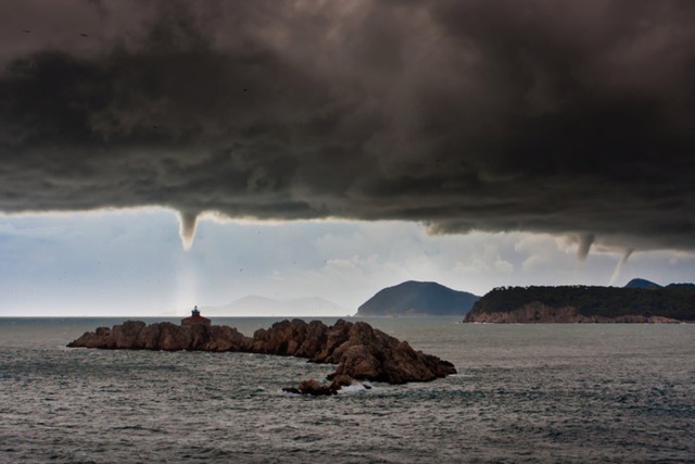 Nhiếp ảnh gia Daniel Pavlinovic chụp được cảnh tượng hai vòi rồng hút nước ở ngoài khơi Dubrovnik, Croatia.