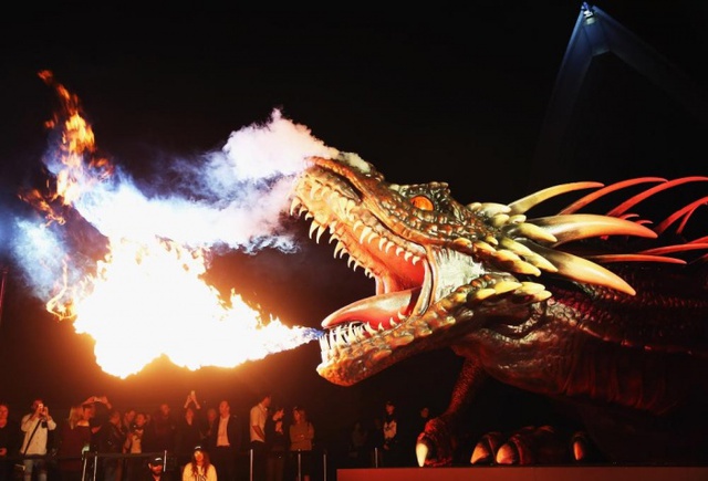 Màn trình diễn rồng thổi lửa trước buổi công chiếu của bộ phim Game of Thrones tại nhà hát Opera ở Sydney, Australia.