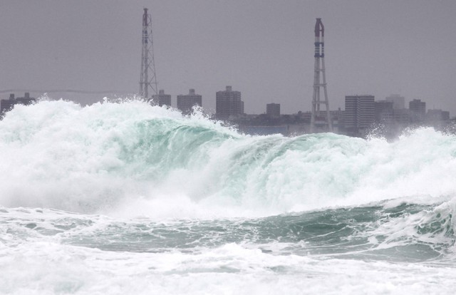 Bão Noul tạo ra những đợt sóng lớn ập vào bờ biển ở Chatan, Okinawa, Nhật Bản.