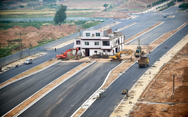 Một dự án xây dựng đường ở thành phố Lạc Dương của Trung Quốc buộc phải tạm dừng khi một gia đình không chịu di dời khỏi ngôi nhà nằm ở giữa con đường.