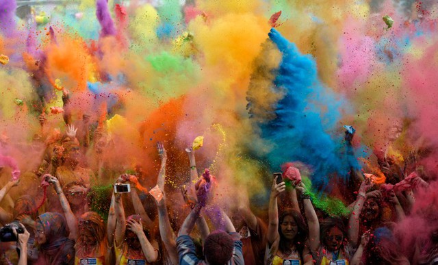 Mọi người ném bột màu vào nhau trong lễ hội sắc màu tại Istanbul, Thổ Nhĩ Kỳ.