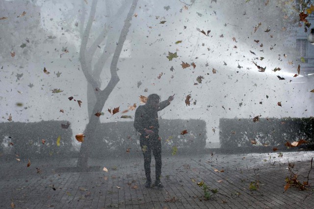 Một sinh viên chống chọi với vòi rồng phun nước của cảnh sát trong cuộc biểu tình đòi cải cách hệ thống giáo dục ở Santiago, Chile.