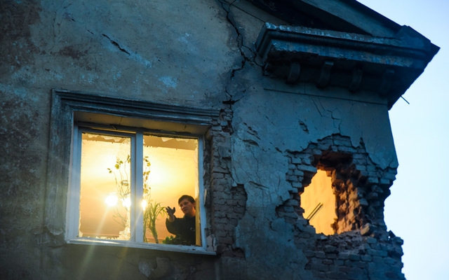 Một người dân kiểm tra hư hại trong căn nhà của mình sau cuộc đấu pháo giữa phe ly khai thân Nga và quân đội chính phủ tại Donetsk, miền đông Ukraine.