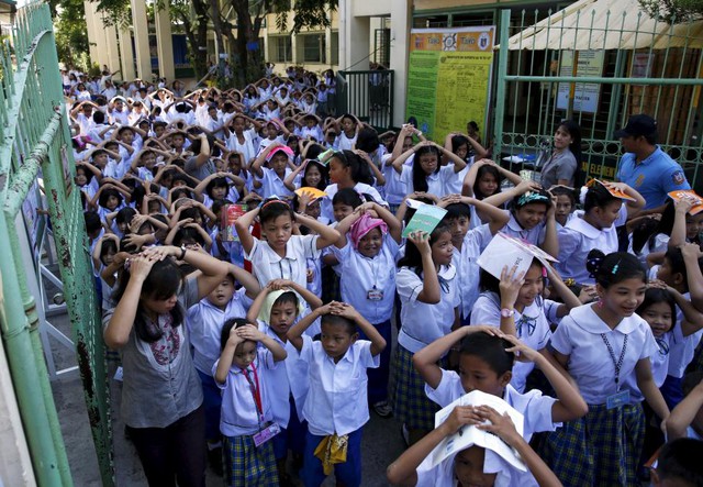 Học sinh và giáo viên tham gia một cuộc diễn tập chống động đất tại trường Tiểu học Baclaran ở Paranaque, Philippines.