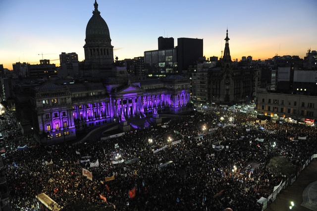 Mọi người phản đối tình trạng bạo hành đối với phụ nữ ở Buenos Aires, Argentina.