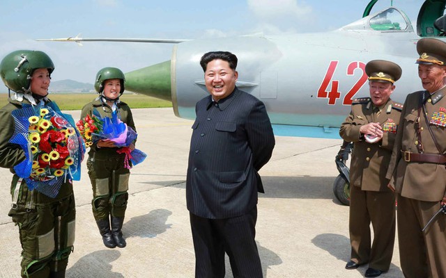 Nhà lãnh đạo Triều Tiên Kim Jong-un gặp hai nữ phi công lái máy bay chiến đấu tại một sân bay quân sự không xác định.