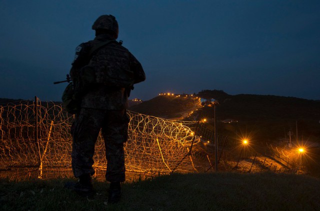Một binh sĩ Hàn Quốc đứng bảo vệ tại khu vực phi quân sự ở tỉnh Gangwon, gần biên giới với Triều Tiên.