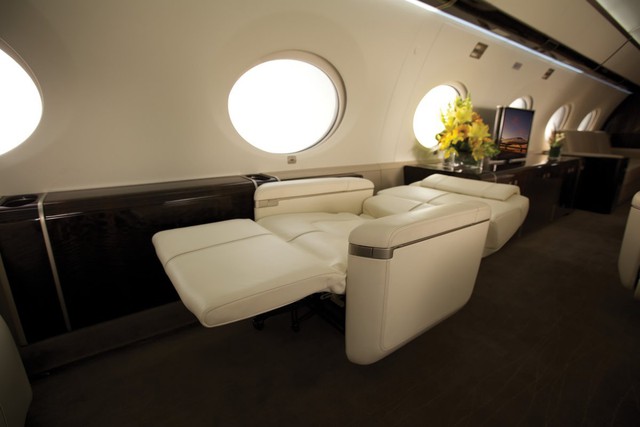 Cùng những chiếc ghế xoay sang trọng tạo cảm giác thoải mái có thể sử dụng như một giường ngủ ngon giấc cho hành khách.