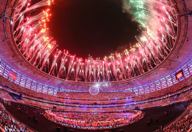Màn bắn pháo hoa rực rỡ trong lễ bế mạc Đại hội thể thao châu Âu trên sân vận động Olympic ở Baku, Azerbaijan.