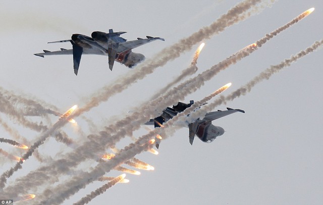 Hai chiếc máy bay chiến đấu Su-27 của phi đội Russian Knights trình diễn màn nhào lộn ngoạn mục tại triển lãm quốc phòng hàng hải quốc tế tại thành phố St. Petersburg, Nga.