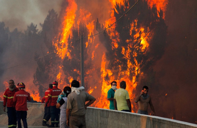 Người dân và lính cứu hỏa bất lực nhìn cháy rừng bùng phát dữ dội tại Constancia, Bồ Đào Nha.