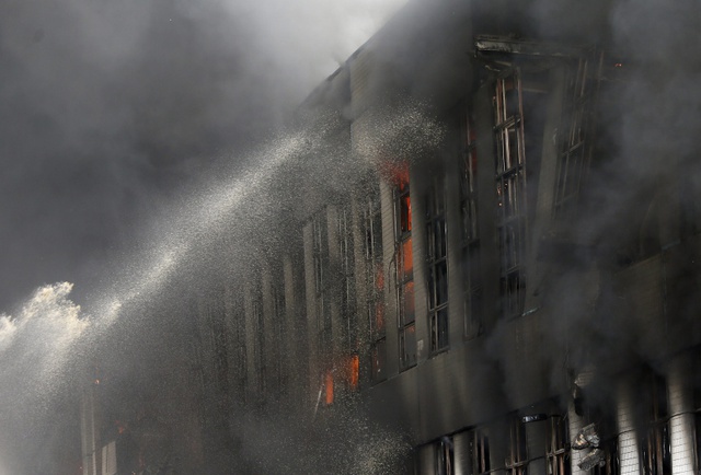Lính cứu hỏa cố gắng dập tắt lửa bùng phát từ một nhà máy sản xuất ô tô cũ ở Moscow, Nga.
