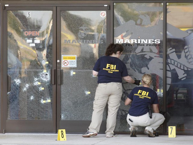 Nhân viên Cục điều tra liên bang Mỹ (FBI) đang làm việc tại hiện trường vụ xả súng khiến 4 binh sĩ thiệt mạng ở thành phố Chattanooga, bang Tennessee, Mỹ.