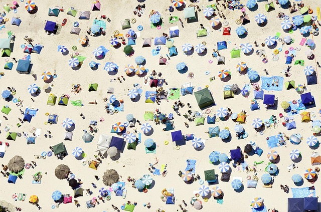 Mọi người tắm nắng trên bãi biển tại thị trấn Shirahama, Nhật Bản.