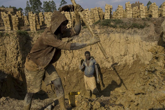 Người lao động đào đất để làm gạch mộc ở Ngozi, miền bắc Burundi.