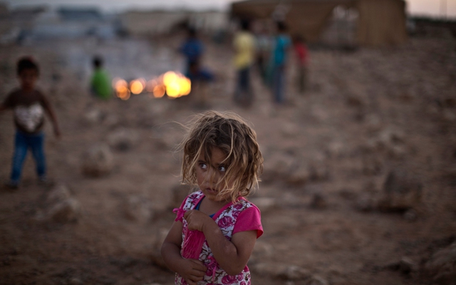 Trẻ em tị nạn người Syria chơi trong khu định cư tạm thời ở ngoại ô thành phố Mafraq, Jordan.