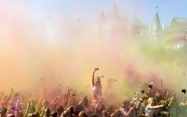 Mọi người thích thú tham gia lễ hội sắc màu tại thủ đô Moscow, Nga.