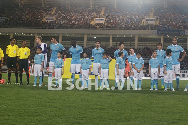 Joe Hart tìm ra cách giải sầu là buôn chuyện với trọng tài.