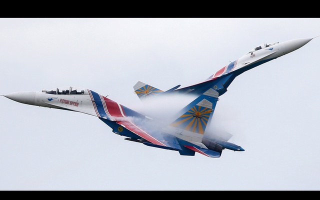 Phi đội Russkiye Vityazi của Không quân Nga trình diễn tại Cuộc thi quân sự quốc tế 2015 được tổ chức tại thao trường Alabino ngoại ô thủ đô Moscow.