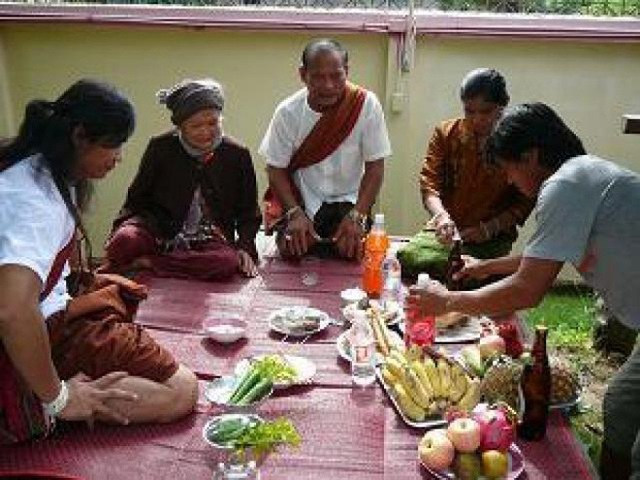 Hình ảnh hiếm hoi của Tony Jaa bên gia đình - được ghi lại trong một lần anh về thăm quê thời mới bắt đầu nổi danh.