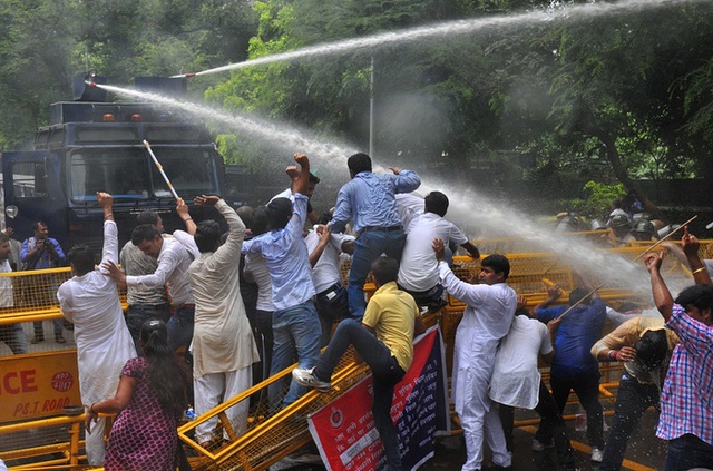 Cảnh sát dùng vòi rồng phun nước để giải tán người biểu tình ở Delhi, Ấn Độ.