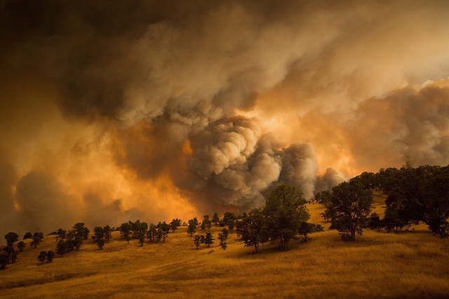 Cột khói khổng lồ bốc lên từ đám cháy rừng gần thành phố Clearlake, bang California, Mỹ.