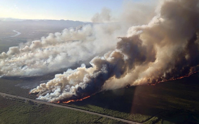 Cháy rừng lan nhanh tại khu vực tây bắc bang Arizona, Mỹ.