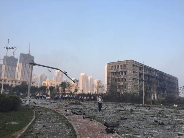 Hiện trường hoang tàn sau vụ nổ. Nhà dân cũng bị lửa thiêu cháy đen.