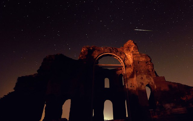 Một vệt sao băng Perseids xuất hiện trên bầu trời đêm tại thị trấn Perushtitsa, Bulgaria.