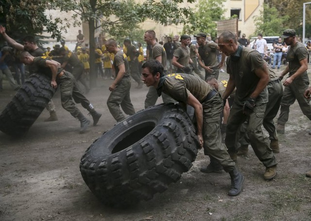 Lính tình nguyện Ukraine tham gia huấn luyện tại thủ đô Kiev, trước khi tới chiến tuyến ở miền đông.