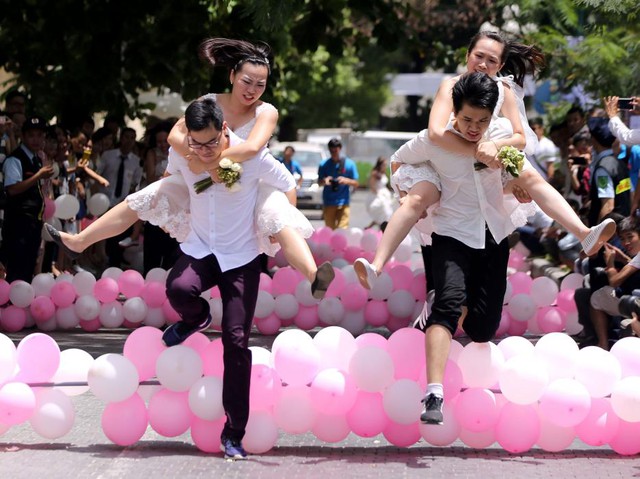 Các cặp đôi sắp cưới tham gia cuộc thi chạy marathon mang tên “Tình yêu và Thách thức” ở Hà Nội, Việt Nam.