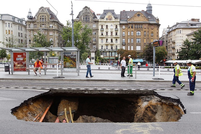 Hố tử thần xuất hiện sau một trận bão ngay trước quảng trường Fovam ở Budapest, Hungary.